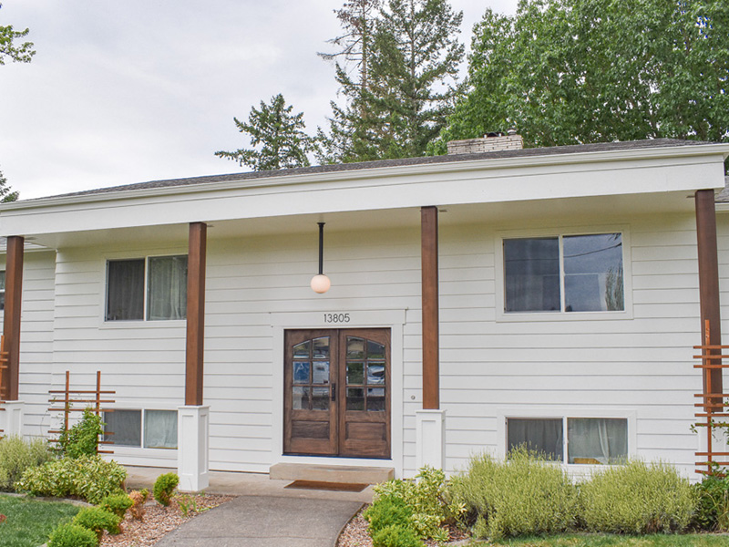 after-image-of-white-colored-house-that-used-to-be-cream-painted-by-jk-paint-and-contracting-in-oregon