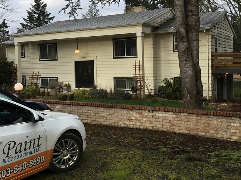 before-image-of-cream-colored-house-painted-by-jk-paint-and-contracting-in-oregon