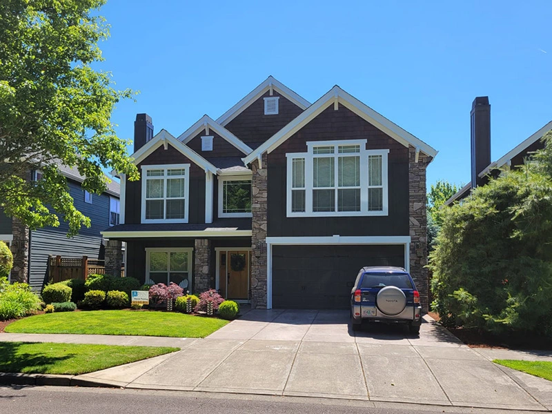 black-house-with-white-trim-painted-by-jk-paint-and-contracting-in-oregon