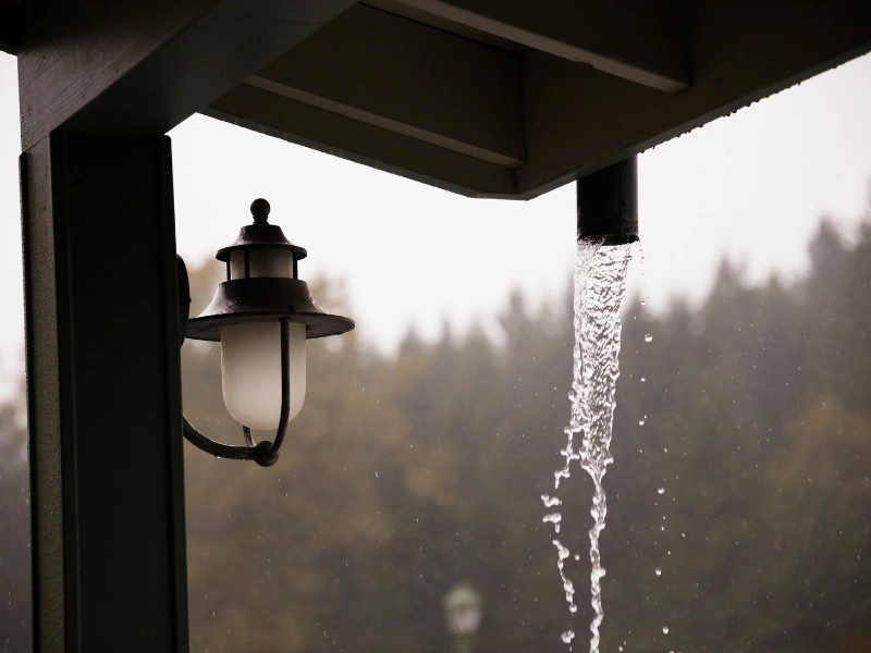 rain-water-coming-out-of-roof-gutter-on-painted-house-in-oregon