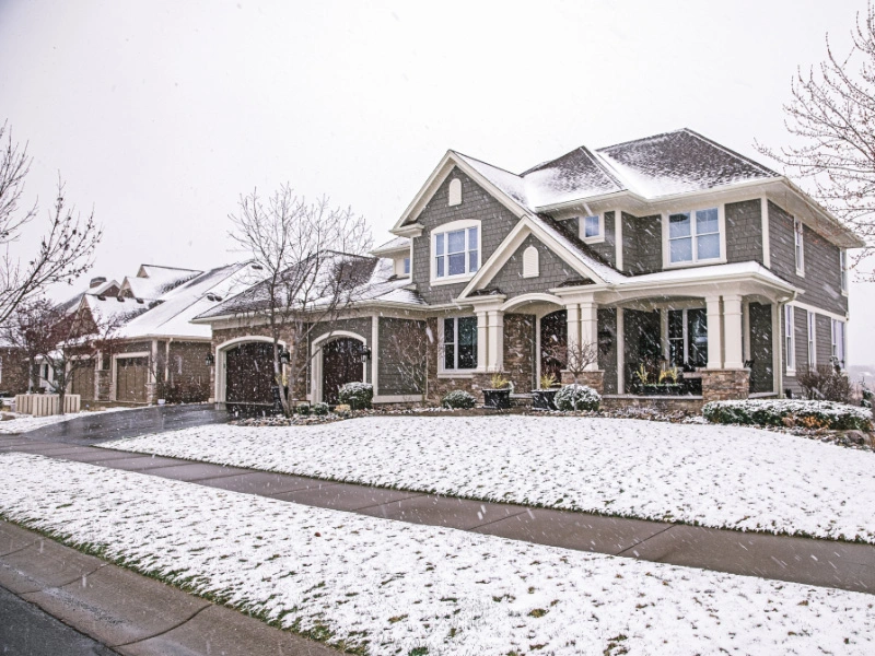 snow-falling-on-gray-painted-houses-in-oregon