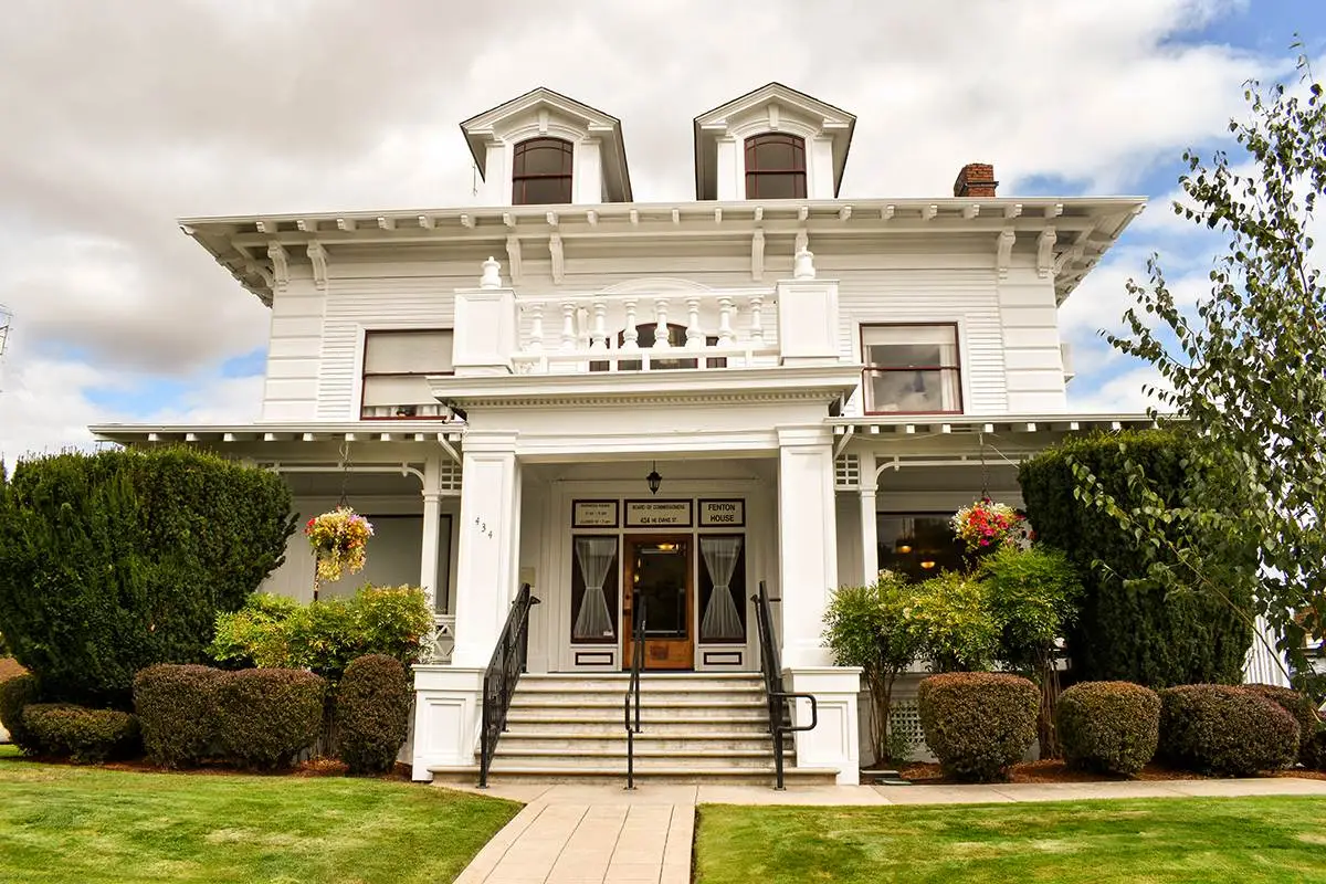 older home with a new paint job on the exterior | JK Paint lead paint removal services portland, oregon