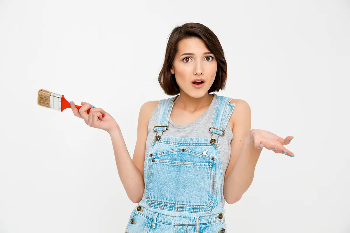 confused-woman-hold-painting-brush-shrug-clueless